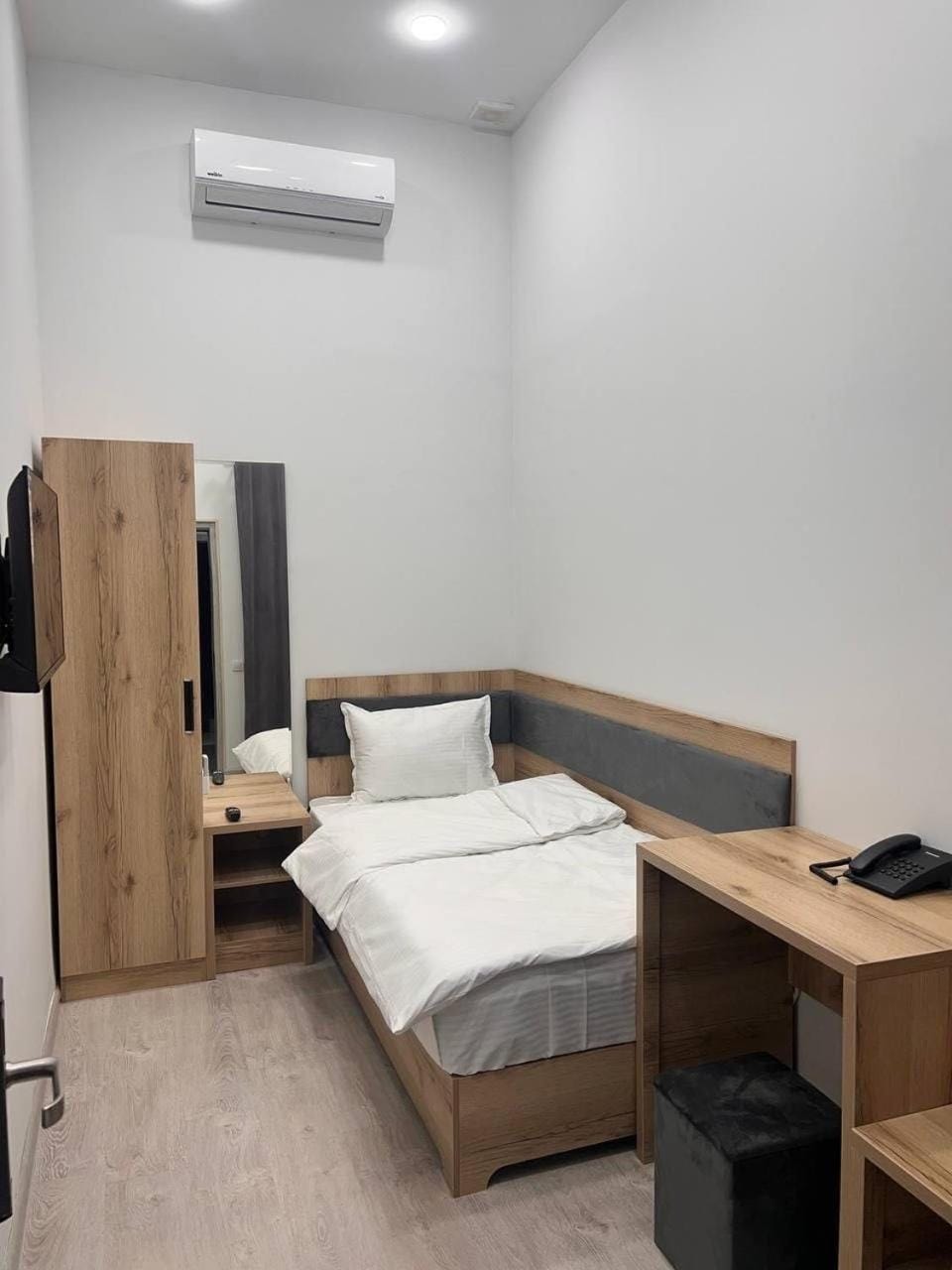 Bed, TV and multimedia, Photo of the whole room, Bedroom, wardrobe, air conditioner