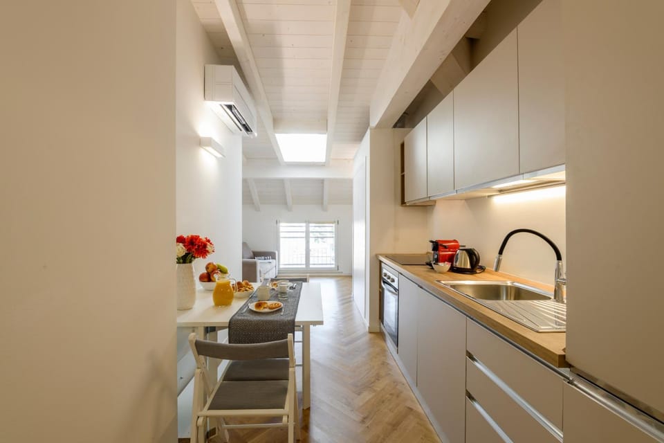 Kitchen or kitchenette, Dining area, oven