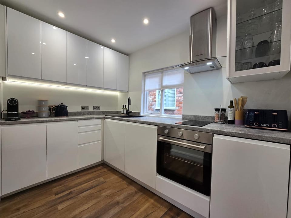 The Priory, 15 Mount Street, Frankwell, Shrewsbury SY3 8QJ Apartment in Shrewsbury