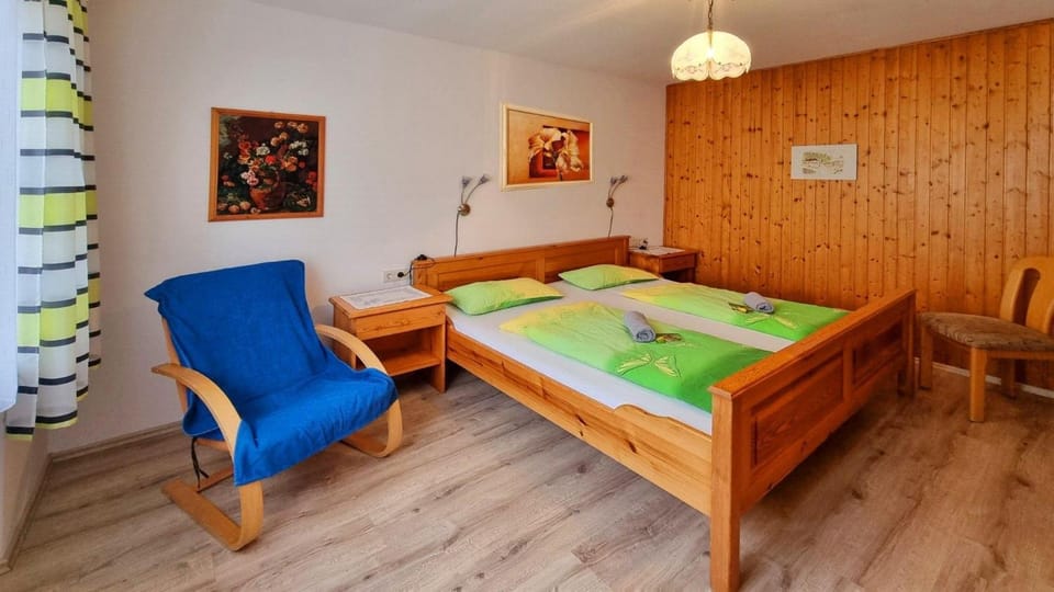 Bed, Photo of the whole room, Seating area, Bedroom
