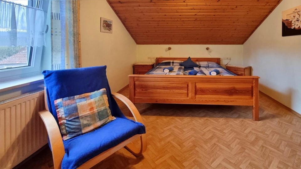 Bed, Photo of the whole room, Seating area, Bedroom
