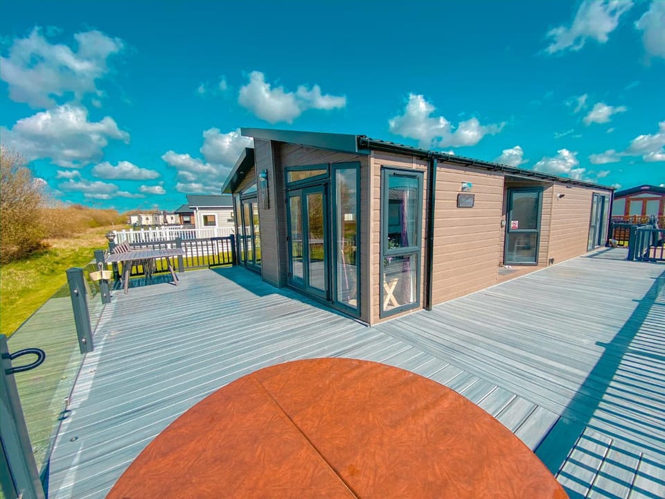 Property building, Hot Tub