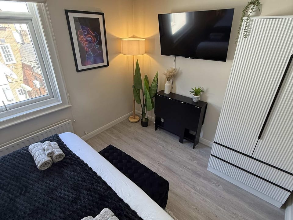 Refurbished two-floor flat in central Guildford sleeps 6 Apartment in Guildford