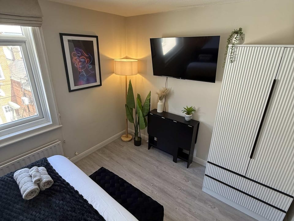 Refurbished two-floor flat in central Guildford sleeps 6 Apartment in Guildford