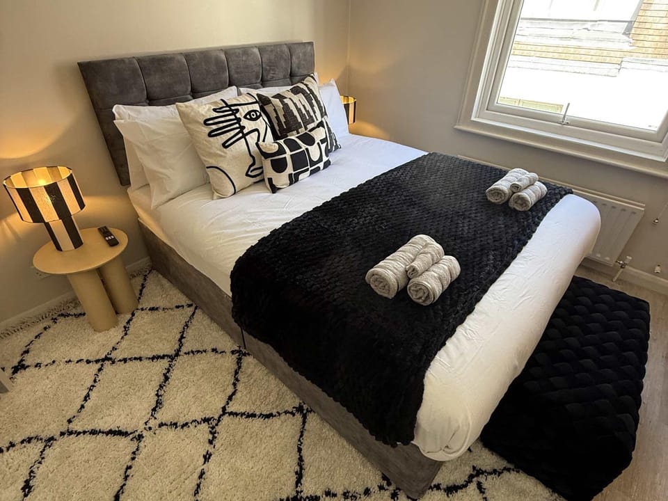 Refurbished two-floor flat in central Guildford sleeps 6 Apartment in Guildford