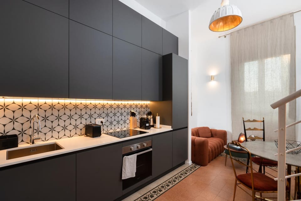 Coffee/tea facilities, Kitchen or kitchenette, Living room, Dining area, stove, toaster