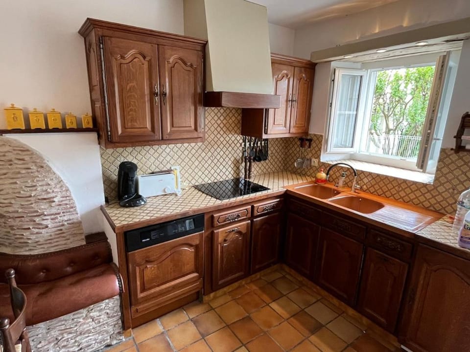 Kitchen or kitchenette, Dining area, dishwasher