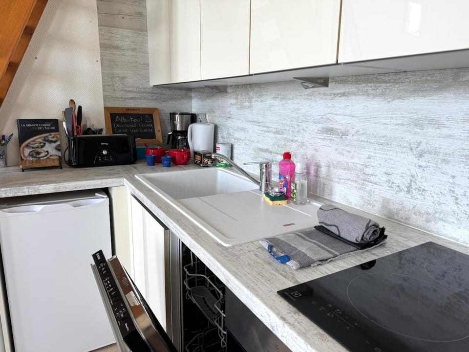 Coffee/tea facilities, Kitchen or kitchenette, dishwasher, stove, toaster