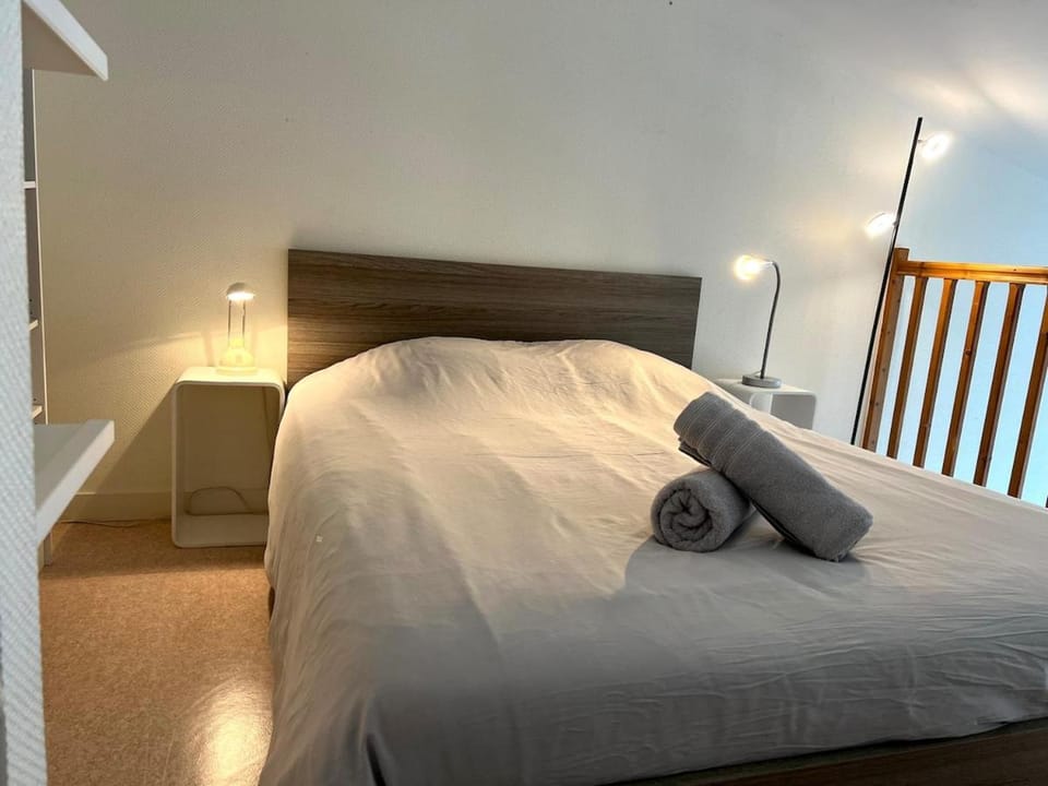 Bed, Photo of the whole room, Bedroom, towels