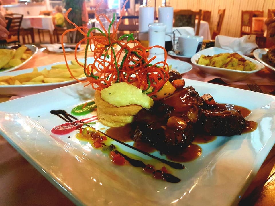 Restaurant/places to eat, Food and drinks, Evening entertainment, Food