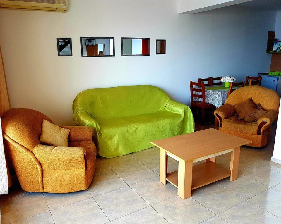 Kitchen or kitchenette, Living room, Seating area