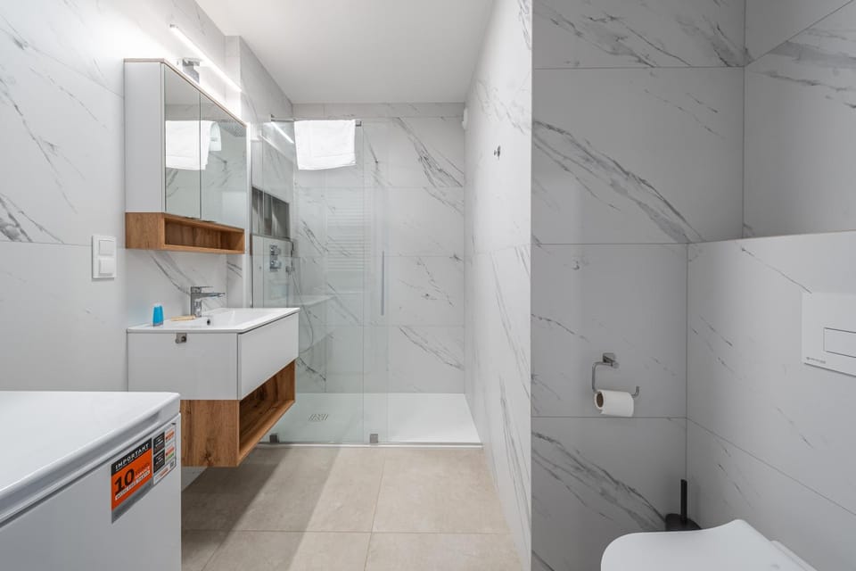 Shower, Toilet, Bathroom, towels