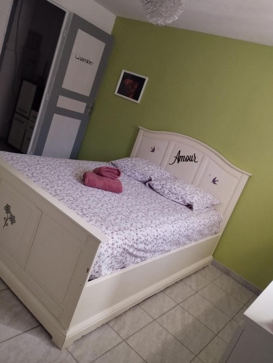 Photo of the whole room, towels