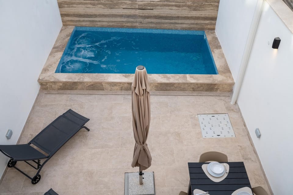 Swimming pool, Swimming pool