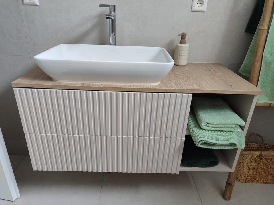 Bathroom, towels