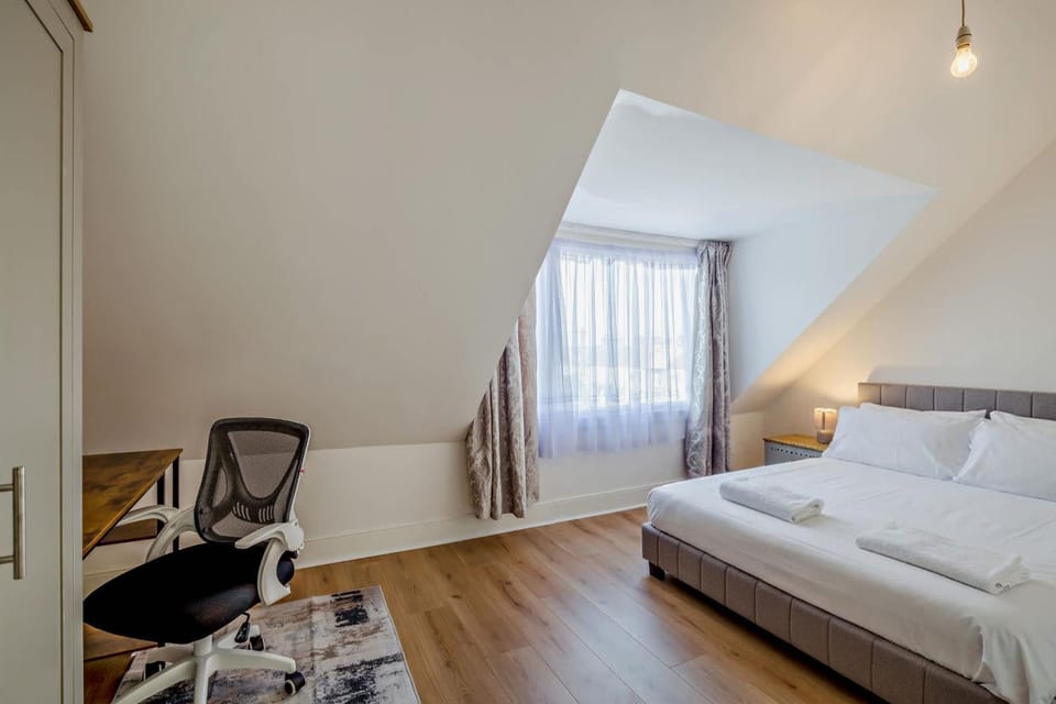 Bed, Seating area, Bedroom