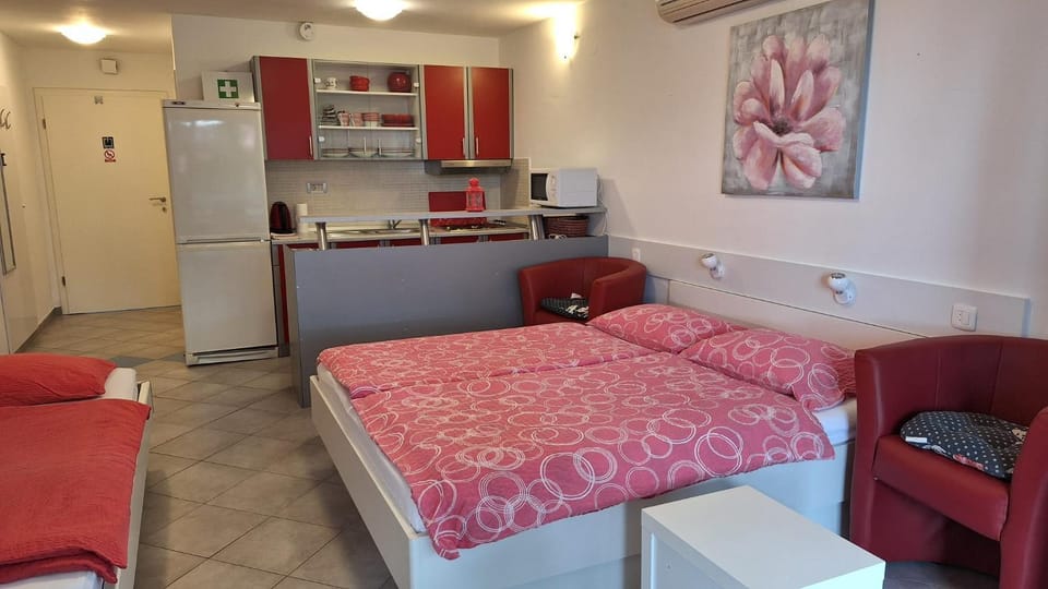 Bed, Seating area, Bedroom, kitchen