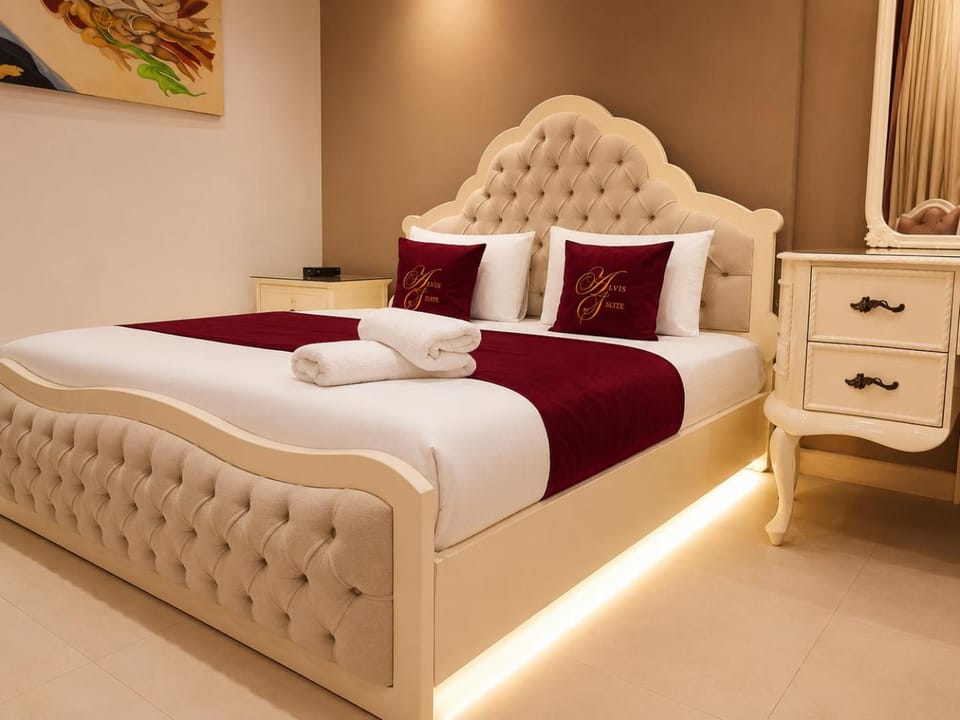 Bed, Living room, Photo of the whole room, Seating area, Bedroom