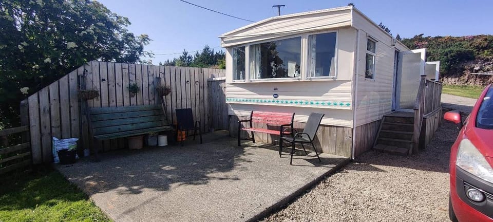Property building, Patio, Day, Dining area, Parking