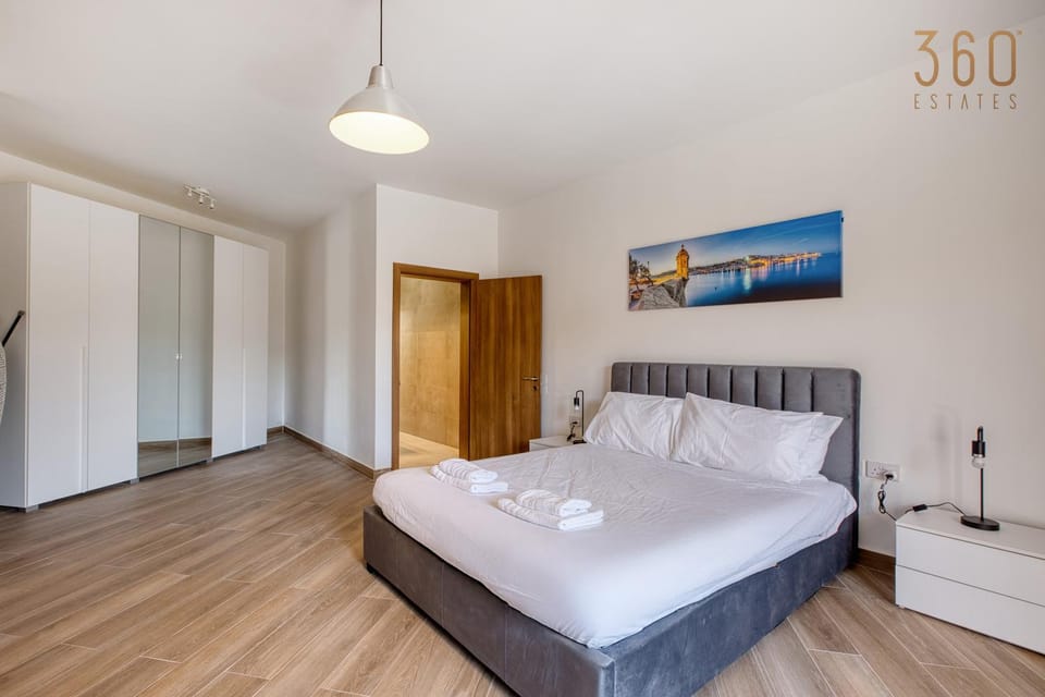 Bed, Photo of the whole room, Bedroom, towels, wardrobe