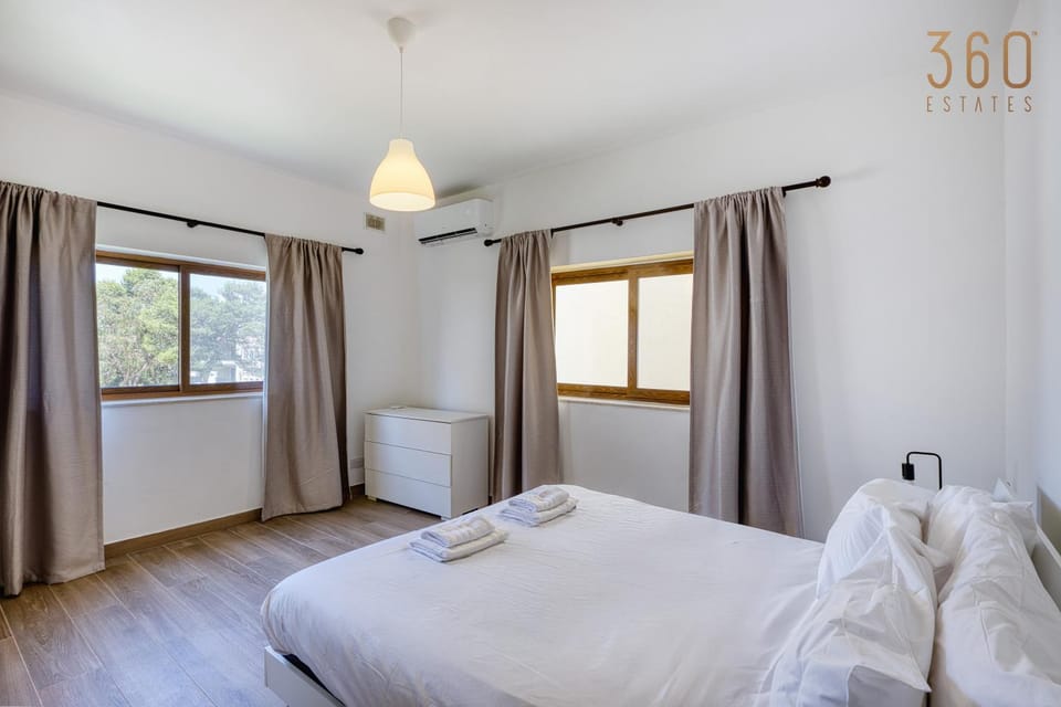 Bed, Photo of the whole room, Bedroom, fireplace, towels, air conditioner