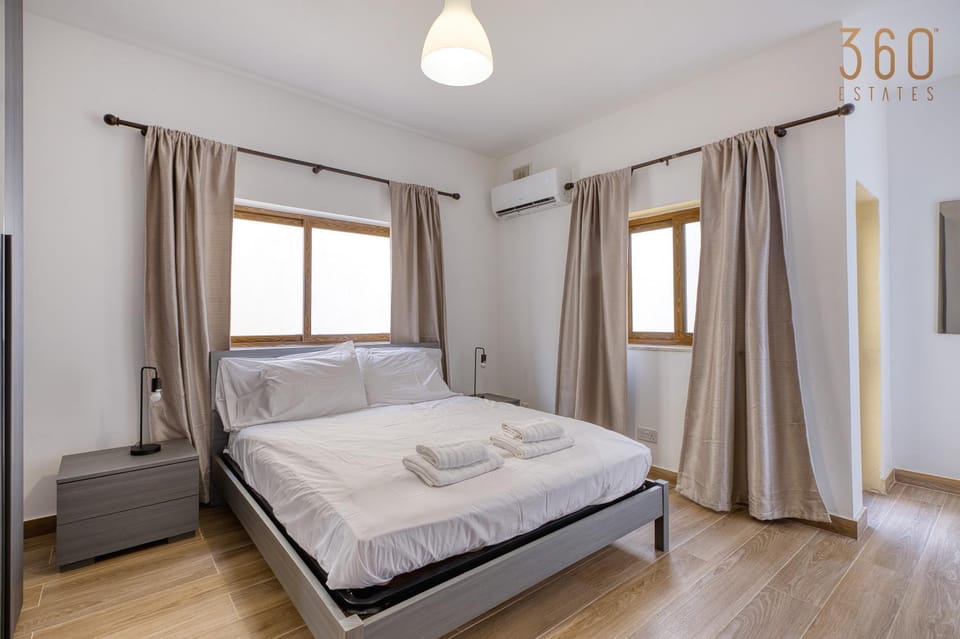Bed, Photo of the whole room, Bedroom, towels