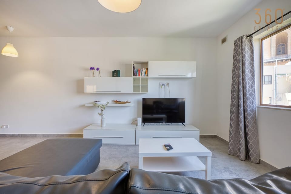 TV and multimedia, Kitchen or kitchenette, Living room, Seating area, hair dresser