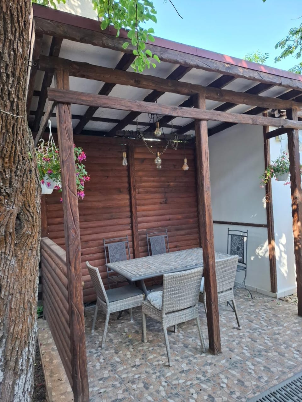 Day, Dining area