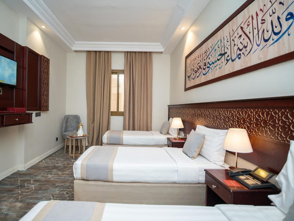 Bed, TV and multimedia, Photo of the whole room, Seating area, Bedroom