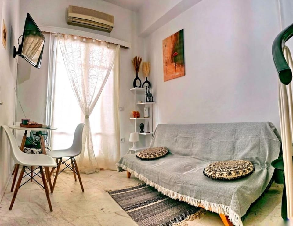 Bed, TV and multimedia, Living room, Seating area, Evening entertainment, air conditioner