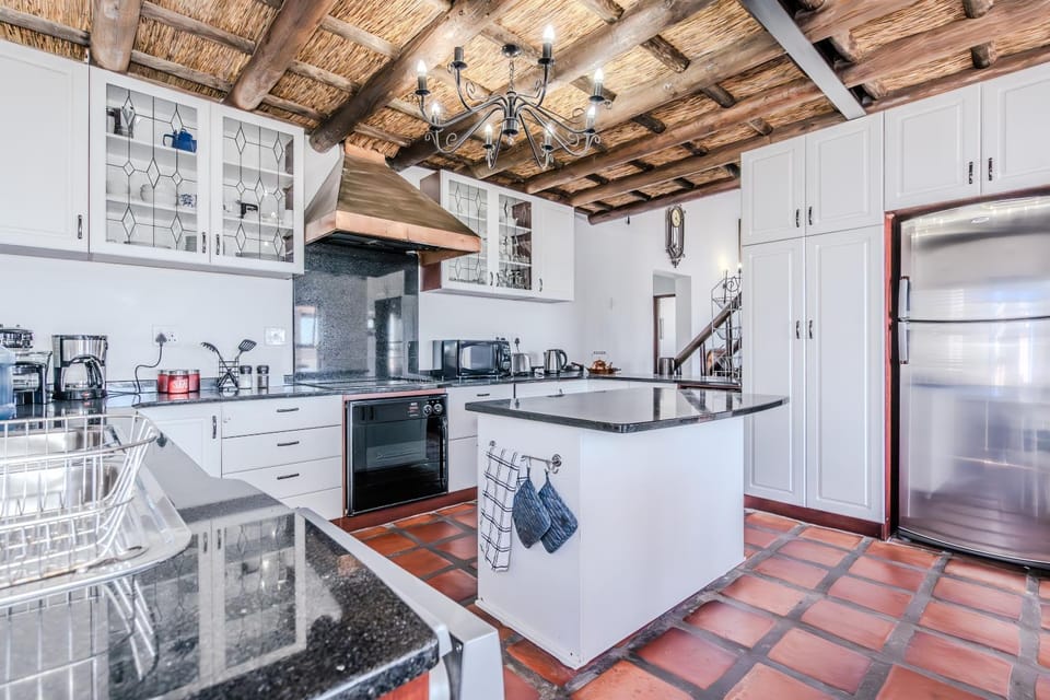 Kitchen or kitchenette, dishwasher, stove