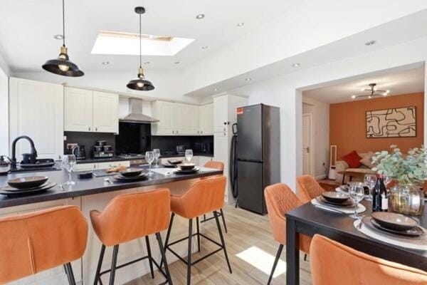 Coffee/tea facilities, Kitchen or kitchenette, Living room, Seating area, Dining area, Food, dishwasher, oven, stove, toaster