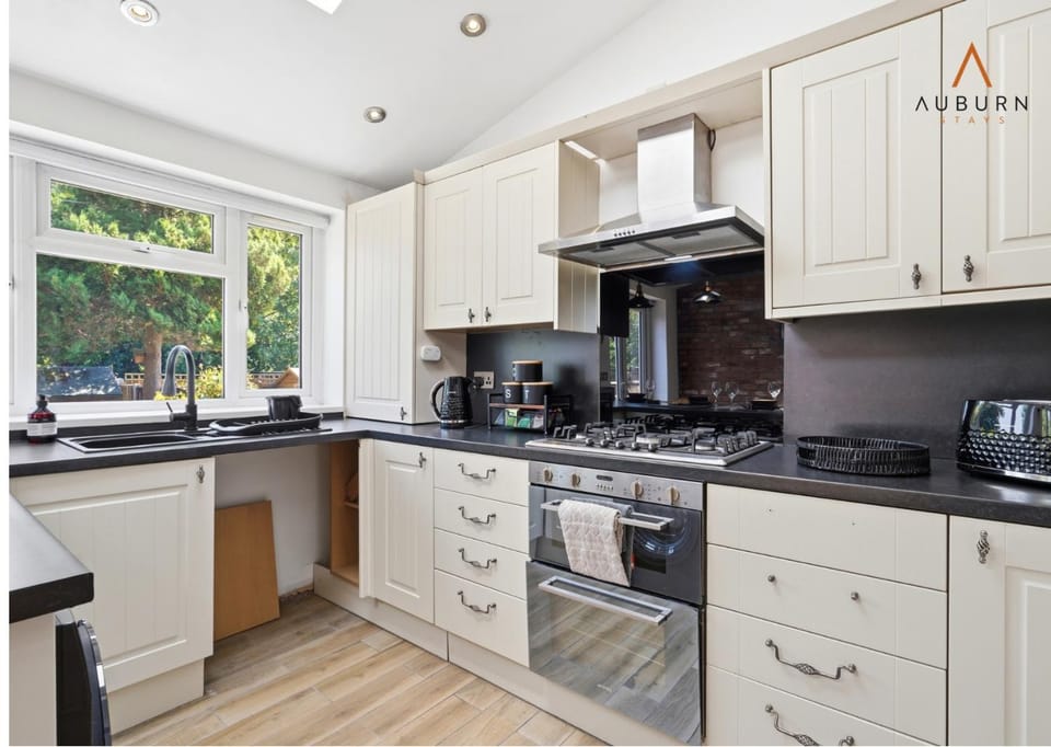 Kitchen or kitchenette, dishwasher, stove