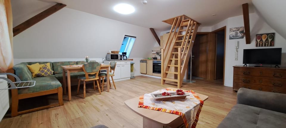 Kitchen or kitchenette, Seating area, Dining area