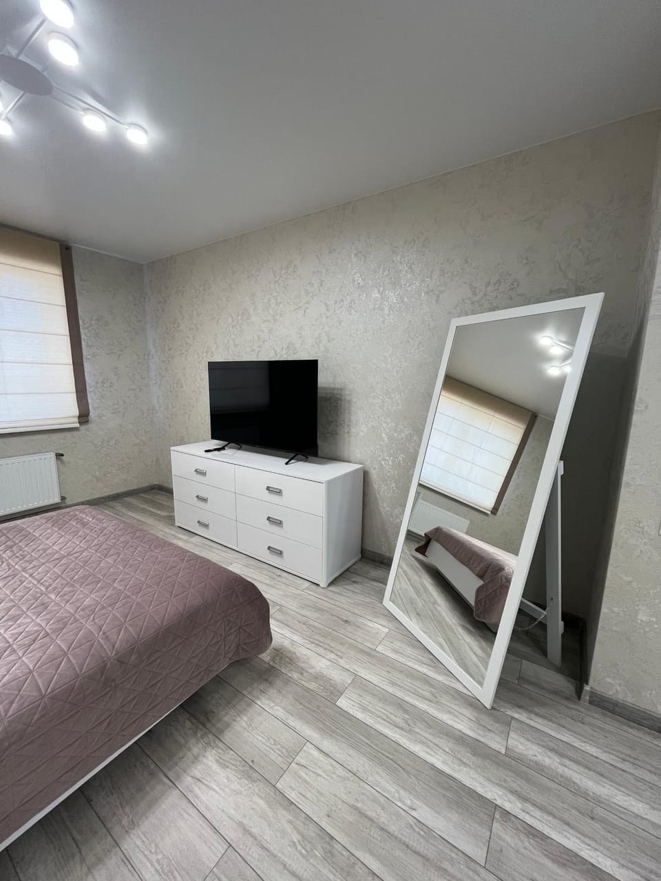 Bed, TV and multimedia, Bedroom