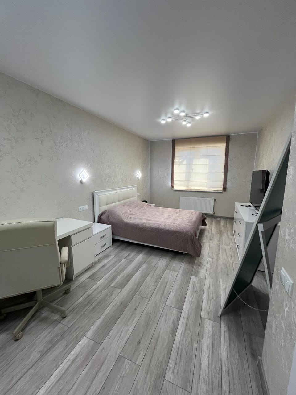Bed, TV and multimedia, Seating area, Bedroom