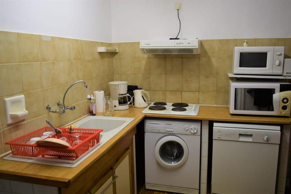 Kitchen or kitchenette, dishwasher