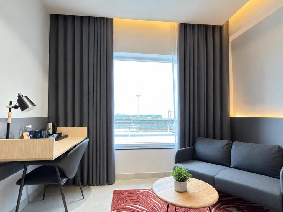 Coffee/tea facilities, Living room, Seating area, Bedroom
