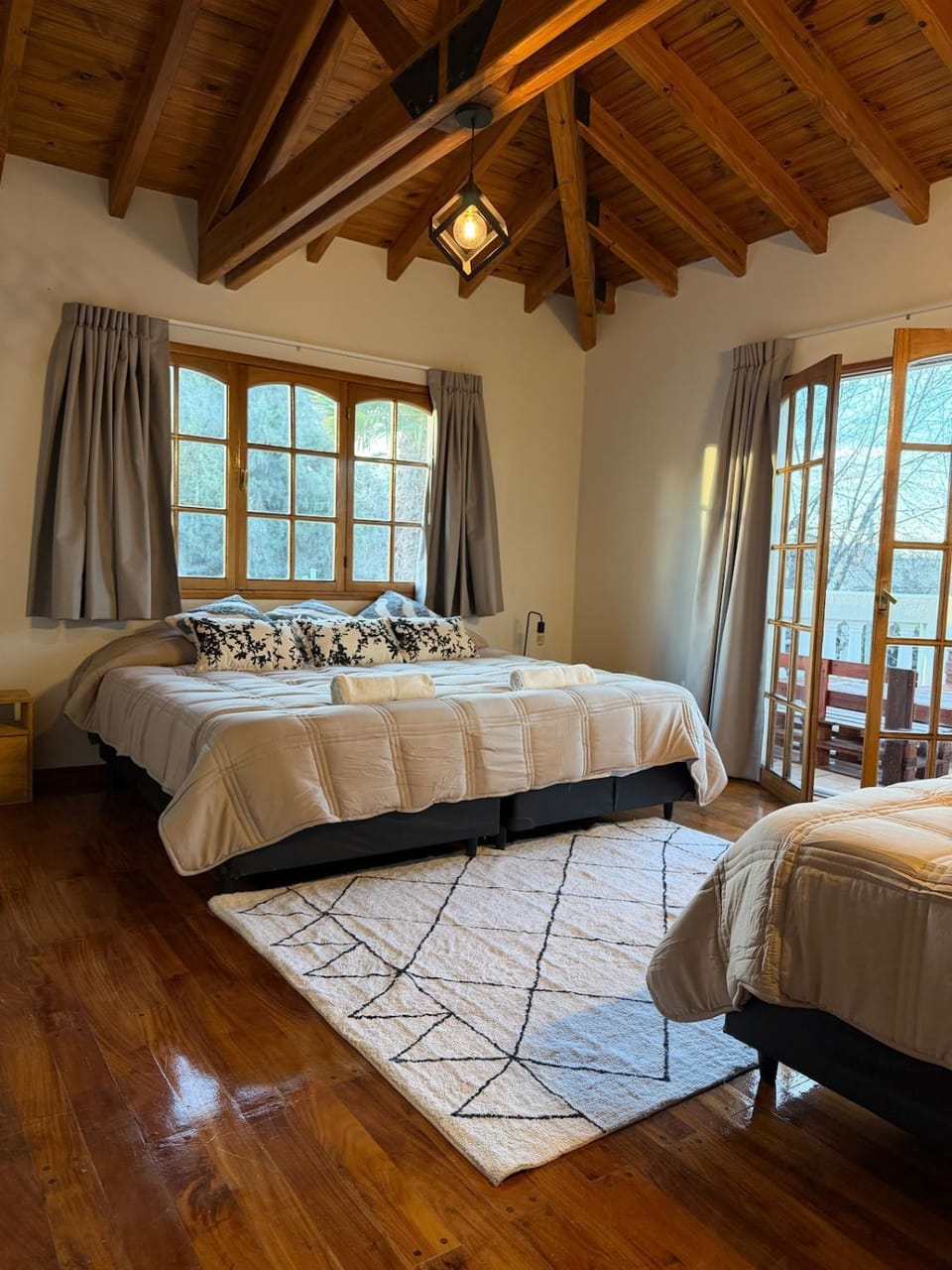 Casona Brown Entre Viñas House in Luján de Cuyo