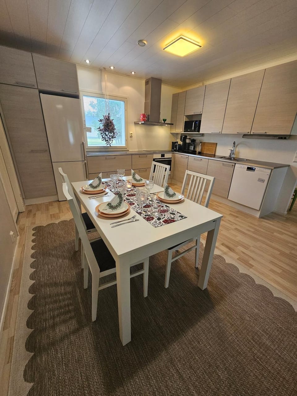 Kitchen or kitchenette, Dining area