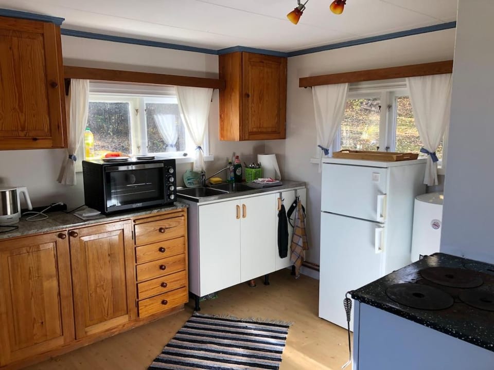 Coffee/tea facilities, Kitchen or kitchenette, stove