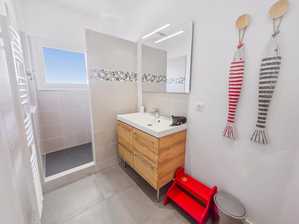 Shower, Bathroom, hair dryier, towels