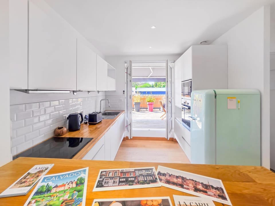 Coffee/tea facilities, Balcony/Terrace, dishwasher, microwave, oven, storage, stove, kitchen