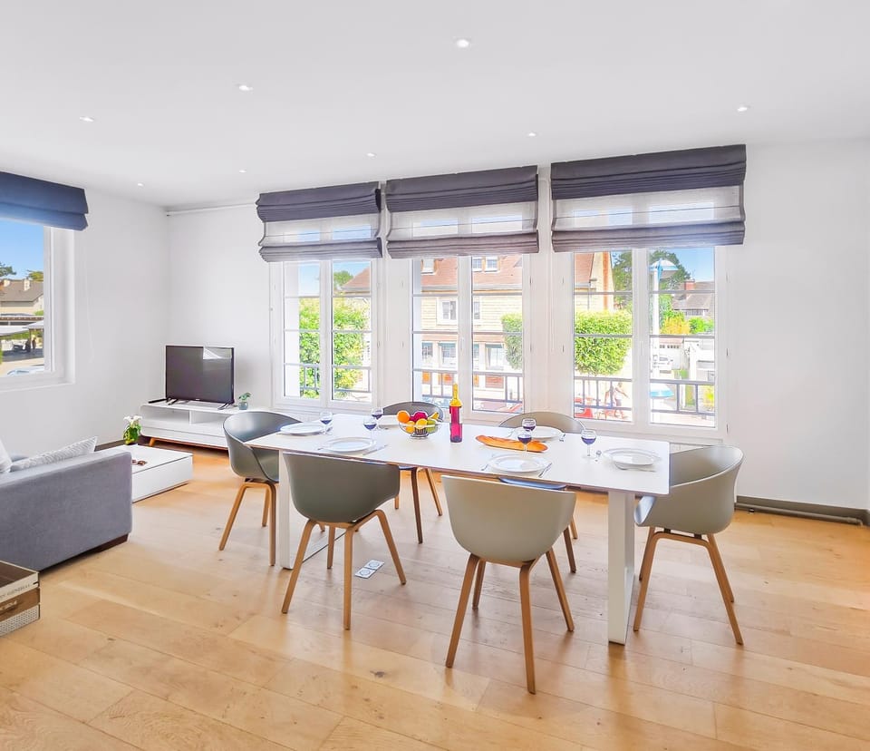 Living room, Seating area, Dining area, Street view, heating