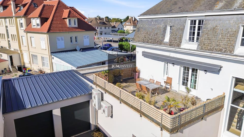 Property building, Day, Balcony/Terrace