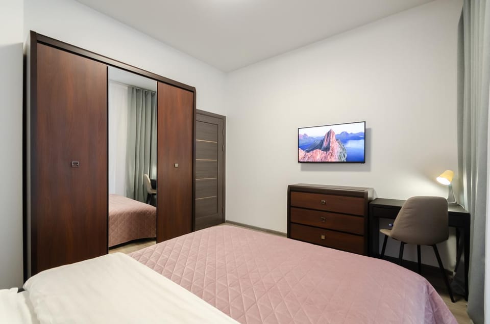 Bed, TV and multimedia, Bedroom, wardrobe
