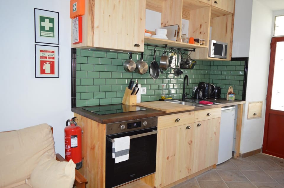 Kitchen or kitchenette, microwave, stove