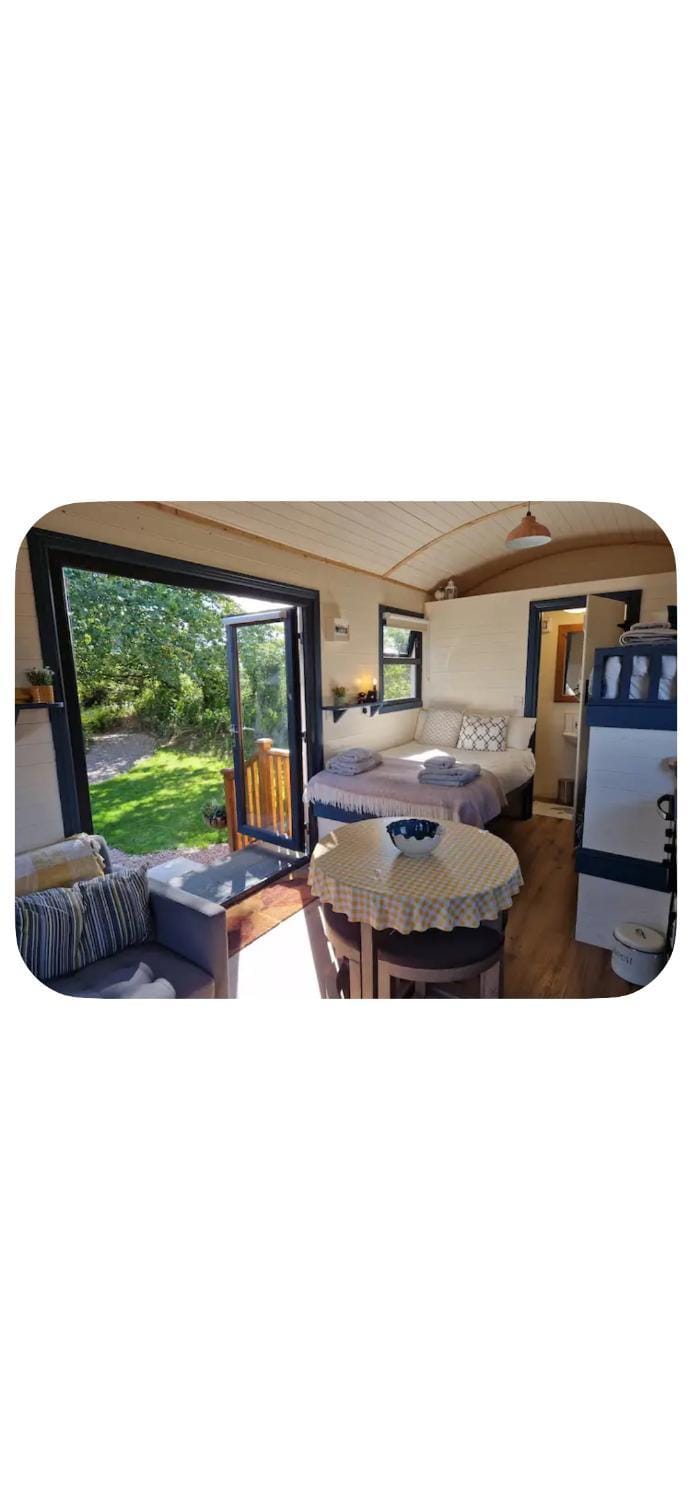 The Shepherds Hut at Foxglove Lodge Farm Stay in County Waterford