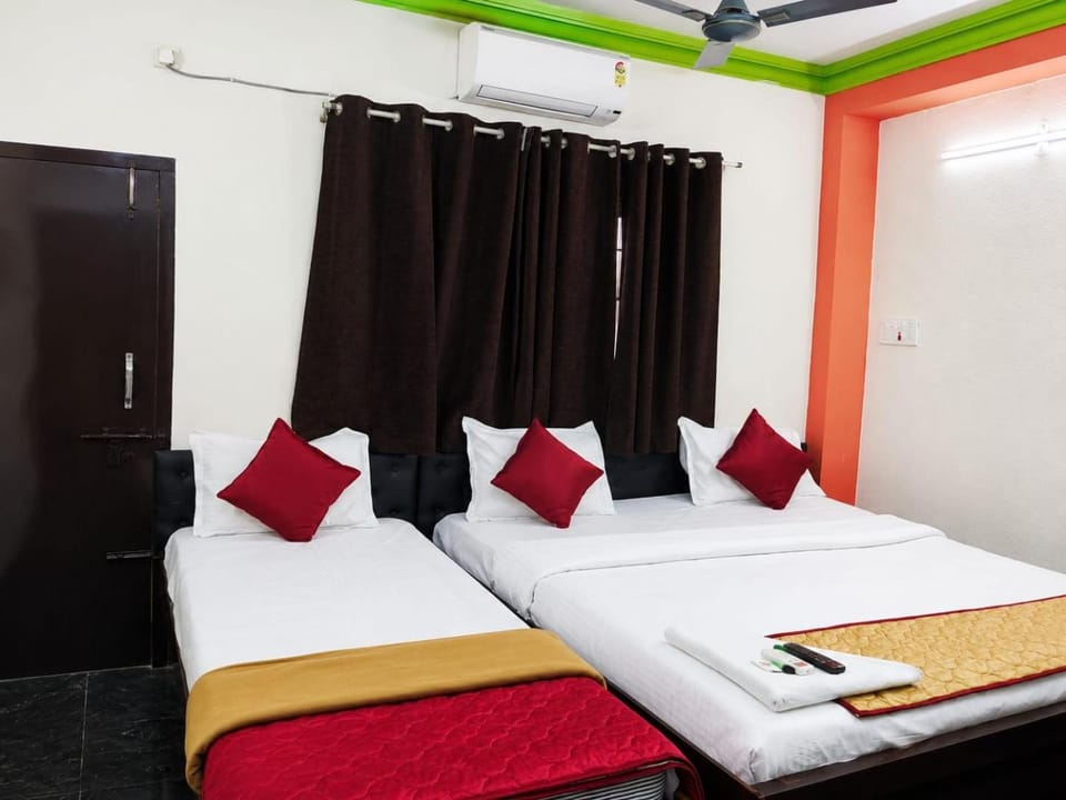 Bed, Photo of the whole room, Bedroom, air conditioner