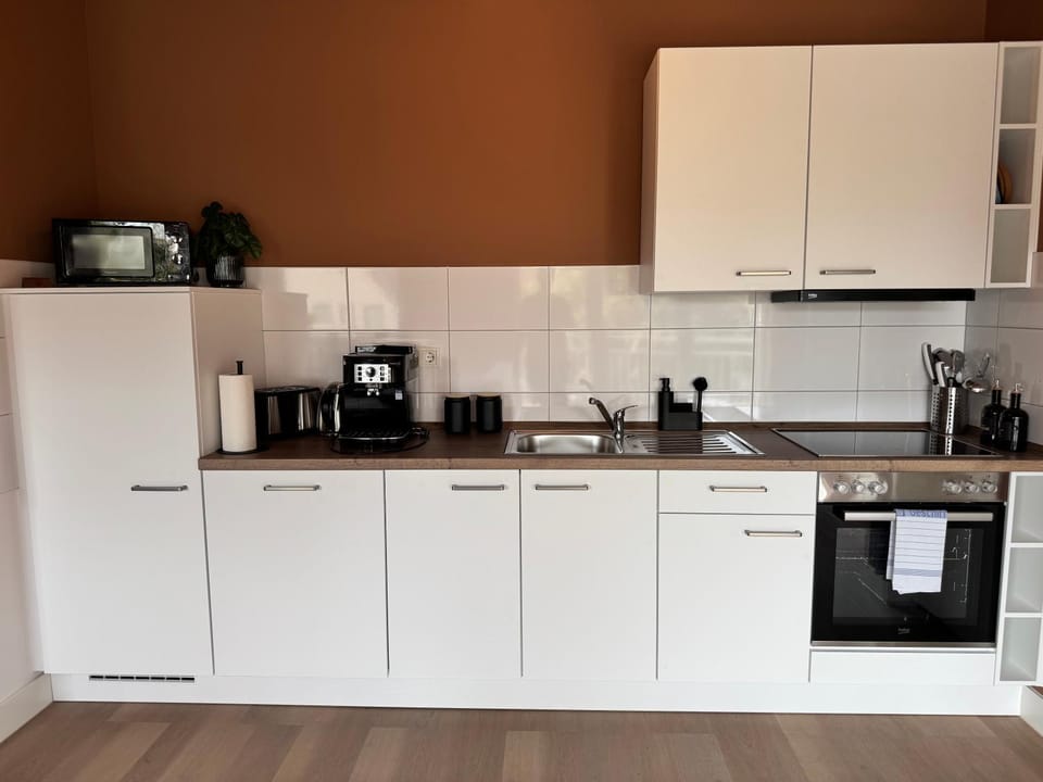 Coffee/tea facilities, Kitchen or kitchenette, dishwasher, oven, stove